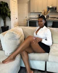 Becky te envió un mensaje privado hace 5 minutos "¿De dónde eres? "