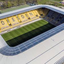 1923 gab er sich das wappen oben links. Fussball Bundesliga Dynamo Dresden In Corona Quarantane Knockdown Fur Die Dfl Fussball