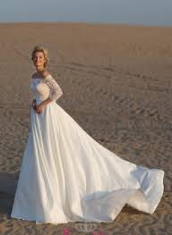 Il matrimonio sulla spiaggia al tramonto è molto affascinante e solitamente è seguito da una cena. Abiti Da Sposa Da Spiaggiasposatelier