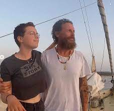 «negativo, ma penso positivo» in un video pubblicato su instagram il cantante scarta i regali di natale in ritardo e abbraccia la figlia Jovanotti Sorride Felice In Barca Con La Figlia Teresa Prima Estate Senza Lo Spettro Della Malattia