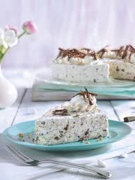 Ob Mit Oder Ohne Rum Die Leckere Torte Aus Vanilleeis Gehackter Schokolade Und Haselnusskrokant Ist Immer Ein Gedicht Leckere Torten Beste Kuchen Eistorte
