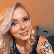 Sara Helm's Instagram, Twitter & Facebook