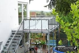 Überdachter sitzplatz mit verzinktem metallbalkon. Anbaubalkone Und Vorstellbalkone Balkone Schneider