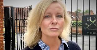 Elaine Fraser's Instagram, Twitter & Facebook