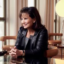 Journaliste française, elle a aussi, de par sa naissance, la nationalité américaine. Anne Sinclair Payot Evenements