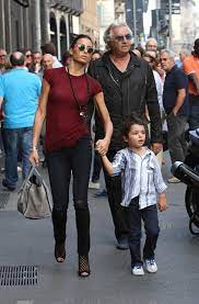 Su un dito il nome del figlio nathan falco, sull'avambraccio ha una frase per la madre. Unterwegs Star Gesichtet 2013 Gala De