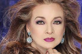 .colombia,protagonizada por julio aleman,amparo grisales,jaime moreno,claudia hace el papel de una monjita maria del pilar,con gran exito de taquilla,ella interpreta los temas,el danuvio azul,la sombra,dos amantes,tiempo para amar,es hoy por hoy un clasico de. Le Cortaron La Luz A Claudia De Colombia Pero Ya Se Lo Reconectaron Entretenimiento Cultura Eltiempo Com