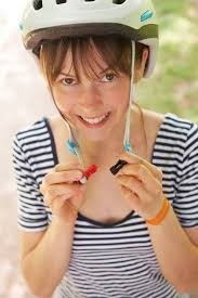 Mujer Con Vestido De Correa Con Baile De Corte Profundo Foto de archivo