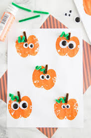 Comme chaque année pour le 31 octobre, nos chères têtes blondes, vont revêtir leurs plus effrayants costumes pour aller récolter quelques bonbons. 55 Idees De Bricolage D Halloween Pour Les Enfants De La Maternelle Deco De Fete Halloween Zenidees