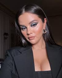 Selena Gomez makes a strong case for floating eyeliner in Paris, here's a  quick guide