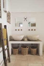 Une Maison De Vacances Avec Piscine En Italie Maison Decoration Naturelle Interieur Salle De Bain Et Maison De Vacances