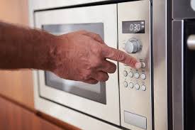 The microwave oven cooks things quickly. 7 Perbedaan Oven Dan Microwave Yang Wajib Kamu Ketahui