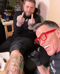 Post Malone siendo tatuado por Steve-O 😎