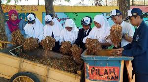 Proporsi anak sekolah pada usia jenjang pendidikan tertentu dalam kelompok usia yang sesuai dengan jejang pendidikan tersebut. Smp Negeri Surabaya Berbagi Eksistensi Pengolahan Sampah Tunas Hijau Id