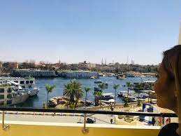 اعتبرت أسوان تاريخيًا إحدى أهم مدن جنوب مصر والبوابة الجنوبية لها، حيث يقع إلى الجنوب منها الشلال الأول لنهر النيل والذي مَثَّل حدًا طبيعيًا بين صعيد مصر والنوبة. Zeina Yazigi On Twitter Ù„Ù„Ù†ÙŠÙ„ Ù‚ØµØ© Ù…Ø®ØªÙ„ÙØ© ÙÙŠ Ø£Ø³ÙˆØ§Ù† Ù…ØµØ± Ø§Ø³ÙˆØ§Ù† Wyfegypt Ù…Ù„ØªÙ‚Ù‰ Ø§Ù„Ø´Ø¨Ø§Ø¨ Ø§Ù„Ø¹Ø±Ø¨ÙŠ Ø§Ù„Ø§ÙØ±ÙŠÙ‚ÙŠ