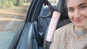 Amazon.com: Amooca Soft Auto Seat Belt Cover Seatbelt Shoulder Pad Cushions  2 PCS Universal Fit for All Cars and Backpack for a More Comfortable  Driving (Light Grey) : Automotive