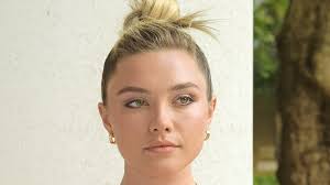 Florence pugh wuchs als tochter des gastronomen clinton pugh und der tänzerin deborah pugh teilweise im spanischen andalusien und in oxford auf. Florence Pugh Just Chopped Her Hair Into A Pixie Cut Mullet Glamour Uk