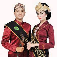 Selain itu, kebudayaan tersebut juga sampai sekarang tetap lestari dan diterapkan dalam kehidupan gambar pakaian adat jawa barat di atas merupakan contoh penggunaan pakaian adat kelas bawah. 5 Pakaian Adat Jawa Barat Terlengkap Dengan Penjelasannya Coldeja Blog Seputar Informasi Menarik Unik Dan Bermanfaat