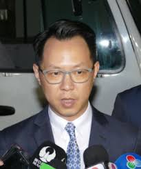 澳男詐騙樓款逾490萬潛逃兩年終落網一名有詐騙前科的42歲何姓本澳男子懷疑在畏罪潛逃期間，於2015年11月至2016年7月再利用任職地產經紀的機會偽造合同、簽發保證金支票、帶人睇樓盤甚至搵人假扮小業主，藉合作「炒樓」或協助買樓為由詐騙7名本澳居民逾490多萬港元。警方  ...