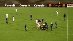 Jogador do alverca cai inanimado em campo. Jogador Do Dinamo Bucareste Cai Inanimado Em Campo Videos Jornal Record