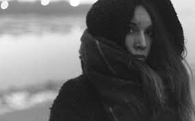 Ferencz Mónika: Aztán egyszer csak megint észrevesz az ember valamit a  vízben