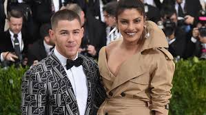 The couple shared photos on their respective instagrams from their dinner on the greek. Nick Jonas Und Priyanka Chopra Durfte Sie Jetzt Seine Familie Kennenlernen
