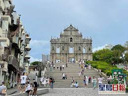 It is surrounded by the south china sea in the east and south, and neighbors the guangdong city of zhuhai to the west and north. æ¾³é–€æº–å‚™å…¨æ°'æª¢æ¸¬é»ƒç¢¼ç´…ç¢¼å¸‚æ°'ç¦ä¹˜æ­è»ŠåŠå…¥é£Ÿè‚†ç­‰å…¬çœ¾å ´æ‰€