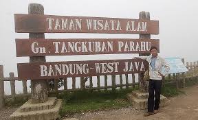 Menurut cerita masyarakat, gunung tangkuban perahu berasal dari sebuah perahu raksasa yang menelungkup atau terjungkir diatas sebuah bukit. Tangkuban Perahu 2020 Tiket Masuk Lokasi Sejarah Jam Buka No Telp