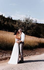 The beautiful bride shop ist seit jahren spezialisiert auf den verkauf der schönsten brautschuhe.wenn sie ihre brautschuhe in unserem onlineshop kaufen, können sie sich sicher sein, dass die investition sich lohnt. Boho Meets Country Hochzeit Mit Rustikalem Charme Hochzeitskiste