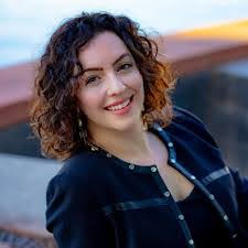 Kirsten Banks's Instagram, Twitter & Facebook