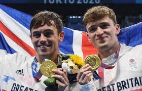 Gold medallists britain's thomas daley (l) and britain's matty lee poses with their medals after wining the men's synchronised 10m platform diving …. Wvxrdbktp8alrm