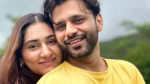 Mom-to-be Disha Parmar shares romantic picture with husband Rahul Vaidya