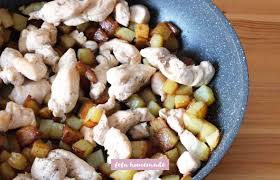 Come fare i bocconcini di pollo patate e piselli. Bocconcini Di Pollo E Patate In Padella Ricetta Fefa Homemade