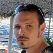 Had a mental brakdown during a stringchange so I installed locking tuners  to my Revstar. I think I have to do the same thing to my other Revstars...