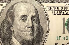 El dólar sube ligeramente pero se mantiene cerca de los mínimos del viernes