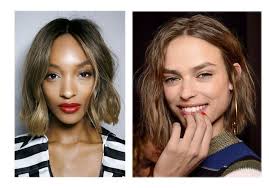 Positionnez vous devant un fond uni et clair (mais pas blanc). Comment Se Faire Un Carre Wavy Elle