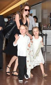 Brad Pitt and Angelina Jolie at Barnes \u0026 Noble with Vivienne and Knox|Lainey  Gossip Entertainment Update