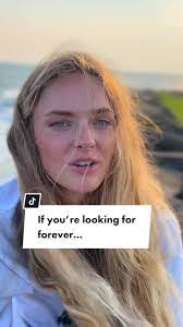 Ellen Everett's Instagram, Twitter & Facebook