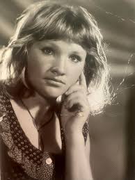 My mum when she was 20, remove photo creeses?