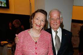 Wikipedia is een online encyclopedie die ernaar streeft inhoud te bieden die vrij herbruikbaar, objectief en verifieerbaar is. Kurt Biedenkopf Ingrid Biedenkopf Pictures Photos Images Zimbio