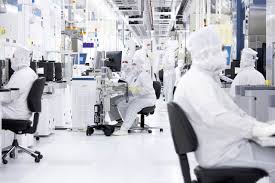 Der chiphersteller globalfoundries investiert 1,2 mrd. Pc Games Hardware Zu Besuch Im Reinraum Eines Cpu Herstellers