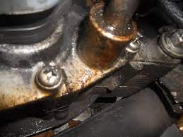 Punca motor bocor minyak hitam sebenarnya adalah disebabkan kerosakan pada penutup celahan enjin iaitu gasket,oil seal atau oil ring.gasket adalah sebagai penempal pada tempat penyambung setiap bahagian enjin dan oil seal serta oil ring sebagai penampal pada ruangan bulat seperti pada. Masalah Oilseal Nut Minyak Hitam Patah