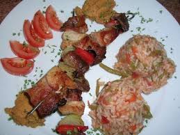 Raznjici Serbische Fleischspiesse Nach Unserer Art Mit Djuvec Reis Ajvar Krautsalat Rezept Rezept Fleischspiesse Krautsalat Krautsalat Rezepte
