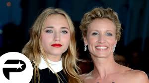Ensemble, en 1997, ils ont donné naissance à une fille, chloé. Alexandra Lamy Decouvrez Sa Ravissante Fille Youtube