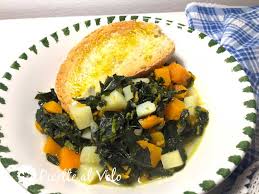Mondate il cavolo nero eliminando il gambo e le costole centrali di ogni foglia. Zuppa Di Cavolo Nero E Zucca
