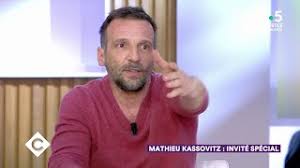 Zdanlivo všedný, milý, obyčajný chlapík, sympaťák, niekto, o kom máme. Mathieu Kassovitz Wikivisually