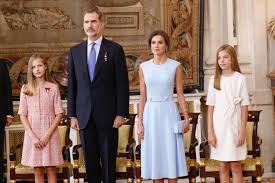 Regina letizia a spaniei este considerată una din cele mai stilate reprezentante ale caselor regale europene. Letizia Regina Spaniei Arata Spectaculos In Noile Fotografii Cu Familia Sa Ce Tinute A Purtat