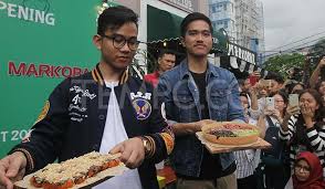 Ia tak malu keluarkan pendapatnya tentang kuliner yang ia cicipi, ia juga mengutarakan jika kuliner yang ia makan tidak sesuai dengan lidahnya. Perang Saudara Anak Jokowi Kaesang Pangarep Mau Saingi Markobar Bisnis Tempo Co
