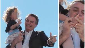 Bolsonaro é criticado após ensinar criança a imitar arma