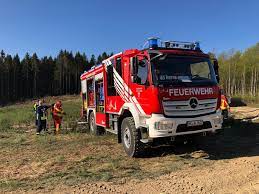 Die feuerwehr altena besteht aus einer hauptamtlichen wache an der bachstraße 59, die rund um die uhr besetzt ist, und acht löschgruppen, die sich in drei löschzügen über das stadtgebiet verteilen. Update Feuerwehr Altena In Den Kreis Olpe Alarmiert Grosser Waldbrand In Wenden Lokalstimme De